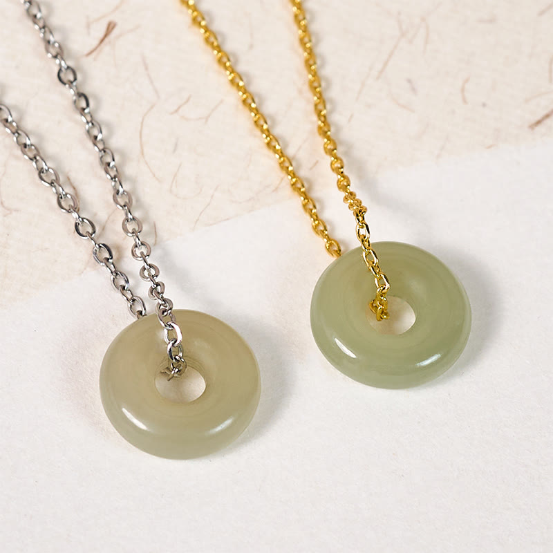Buddha Stones 天然グリーンジェイドの平和のお守りチャーム豊かさネックレスペンダント - image 1