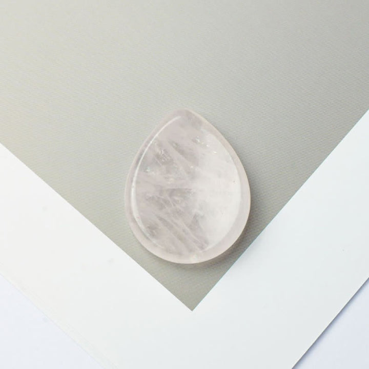 Buddha Stones ティアドロップ型お守りクリスタル装飾石 34×26×7.8cm - 天然ローズクォーツ（色合いは個体差があります） - 34×26×7.8mm - image 3