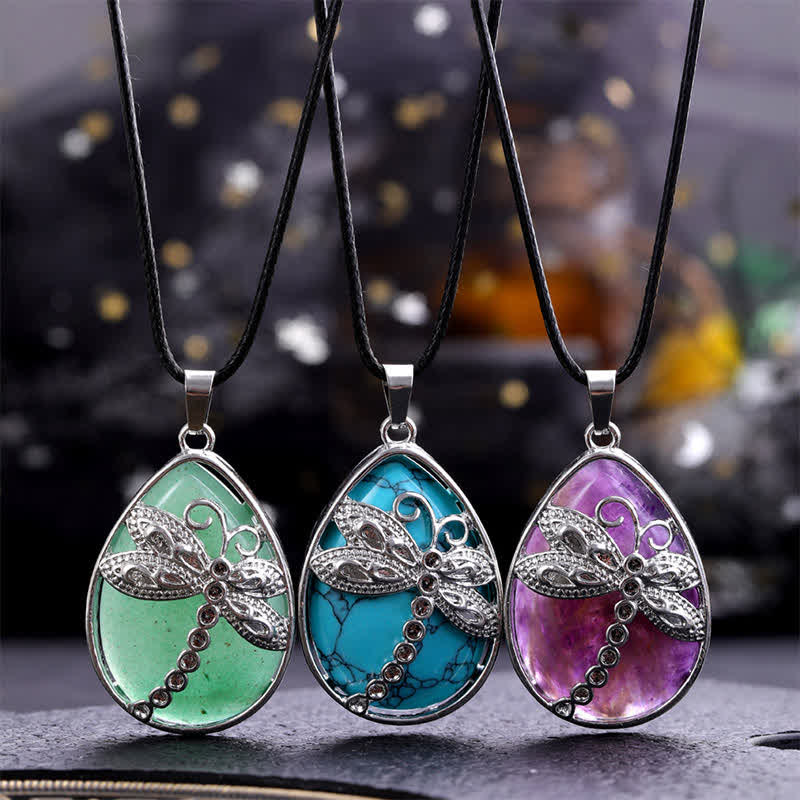 Buddha Stones 天然グリーンアベンチュリンのトンボのティアドロップ型インレイクリスタルバランスネックレス - image 0