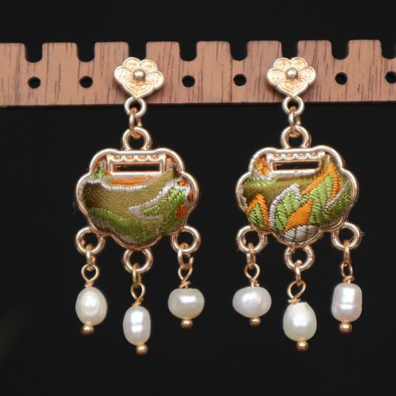 Buddha Stones ソンブロケード手織りシルクアート平和の鍵パール保護ドロップイヤリング - シルバー（良縁祈願♥穏やかさ） - image 0