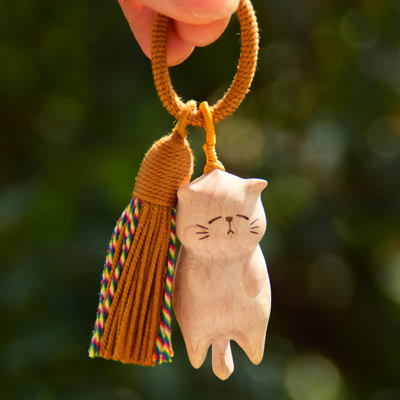 Buddha Stones ブナ材の猫のピースタッセルバッグチャームキーホルダー - 黄色い紐の寝そべった猫のチャーム - ブナ材（明晰さ♥安定感をもたらすエネルギー） - image 0