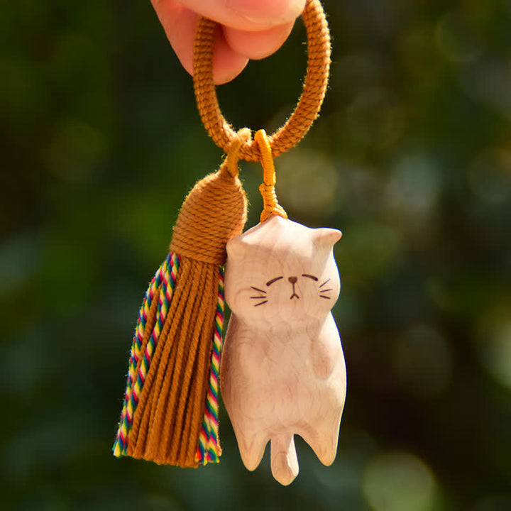 Buddha Stones ブナ材の猫のピースタッセルバッグチャームキーホルダー - 黄色い紐の寝そべった猫のチャーム - ブナ材（明晰さ♥安定感をもたらすエネルギー） - image 0