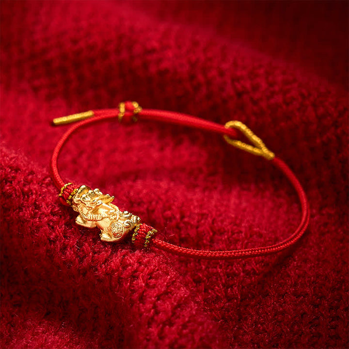 Buddha Stones 手織りの赤紐で作られた貔貅（ひきゅう）の幸運ブレスレット - 赤色（手首周り15～19cm） - image 0