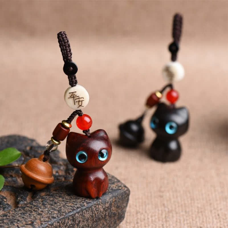 Buddha Stones 黒檀と赤檀の手彫り猫鈴付きお守りキーホルダー - image 1