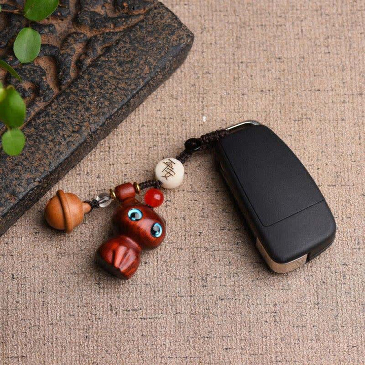 Buddha Stones 黒檀と赤檀の手彫り猫鈴付きお守りキーホルダー - image 4