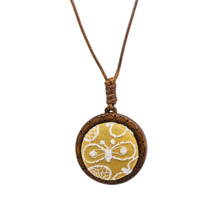 Buddha Stones 木製手彫り刺繍花蝶グラウンディングラウンドネックレス - 黄色い蝶 - image 11