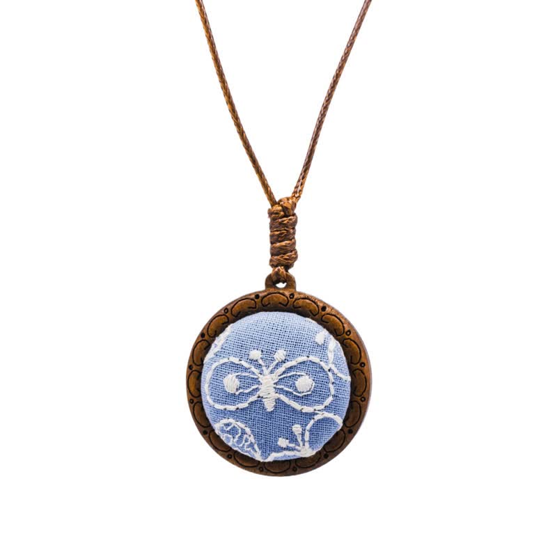 Buddha Stones 木製手彫り刺繍花蝶グラウンディングラウンドネックレス - 青い蝶 - image 10