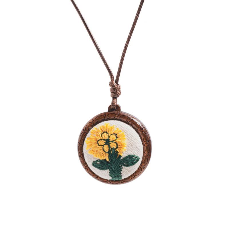 Buddha Stones 木製手彫り刺繍花蝶グラウンディングラウンドネックレス - デイジー - image 1
