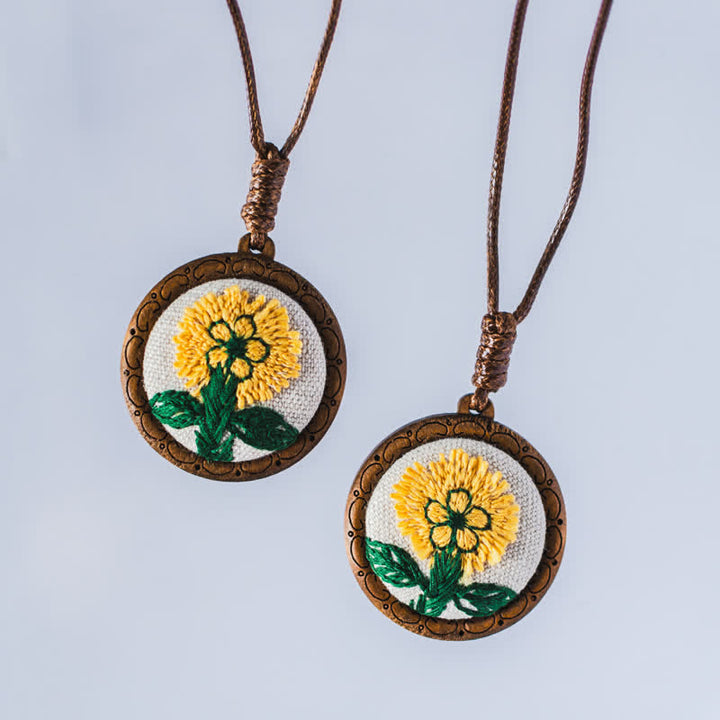 Buddha Stones 木製手彫り刺繍花蝶グラウンディングラウンドネックレス - image 0