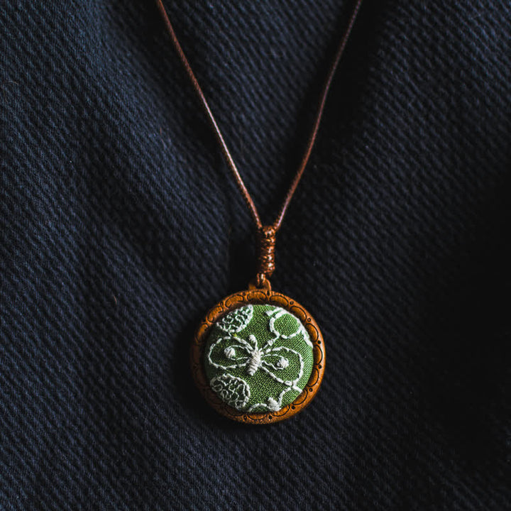 Buddha Stones 木製手彫り刺繍花蝶グラウンディングラウンドネックレス - image 8
