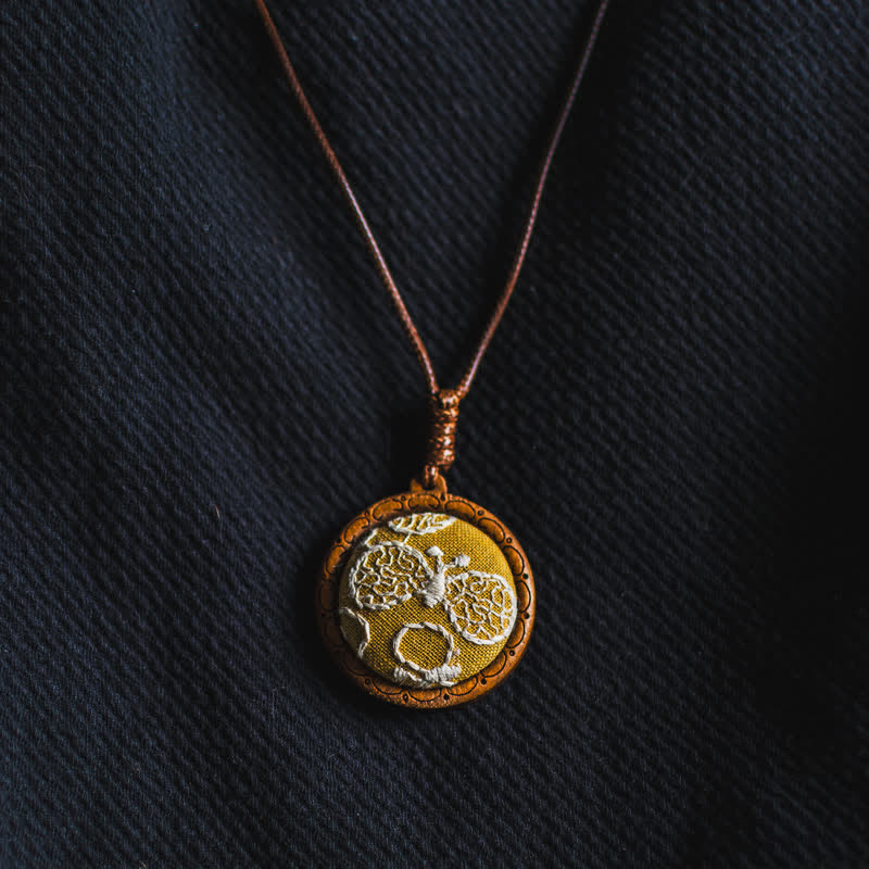 Buddha Stones 木製手彫り刺繍花蝶グラウンディングラウンドネックレス - image 12
