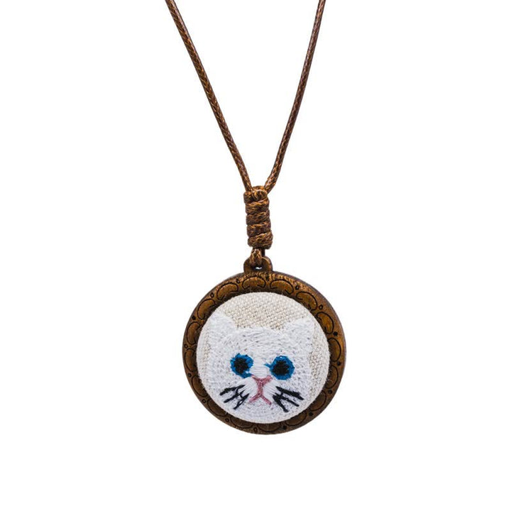 Buddha Stones 木製猫の幸運刺繍入り丸型ペンダントネックレス - チンチラ - image 6