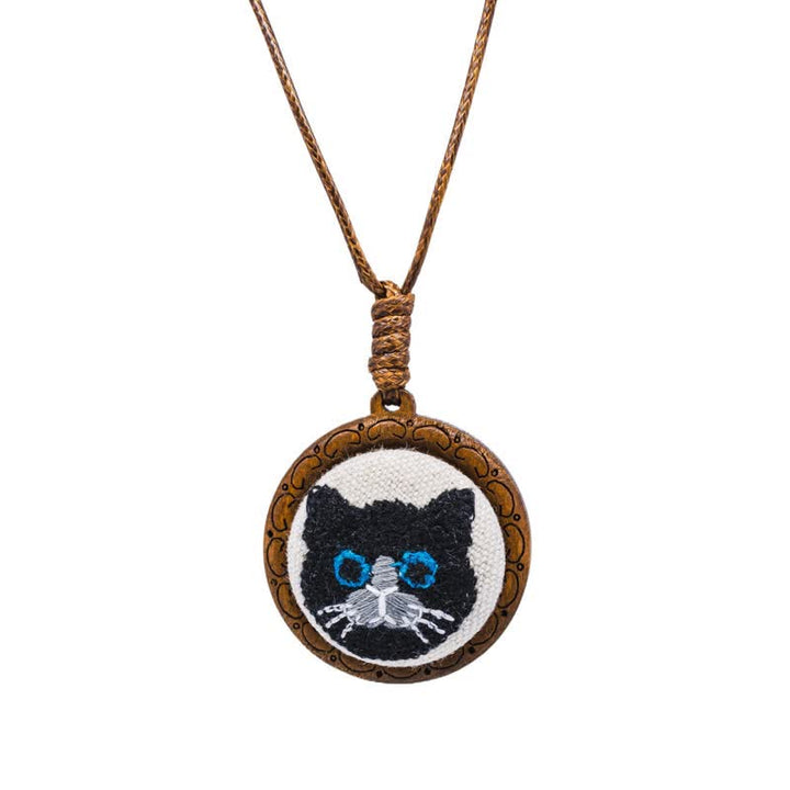 Buddha Stones 木製猫の幸運刺繍入り丸型ペンダントネックレス - 黒猫 - image 4