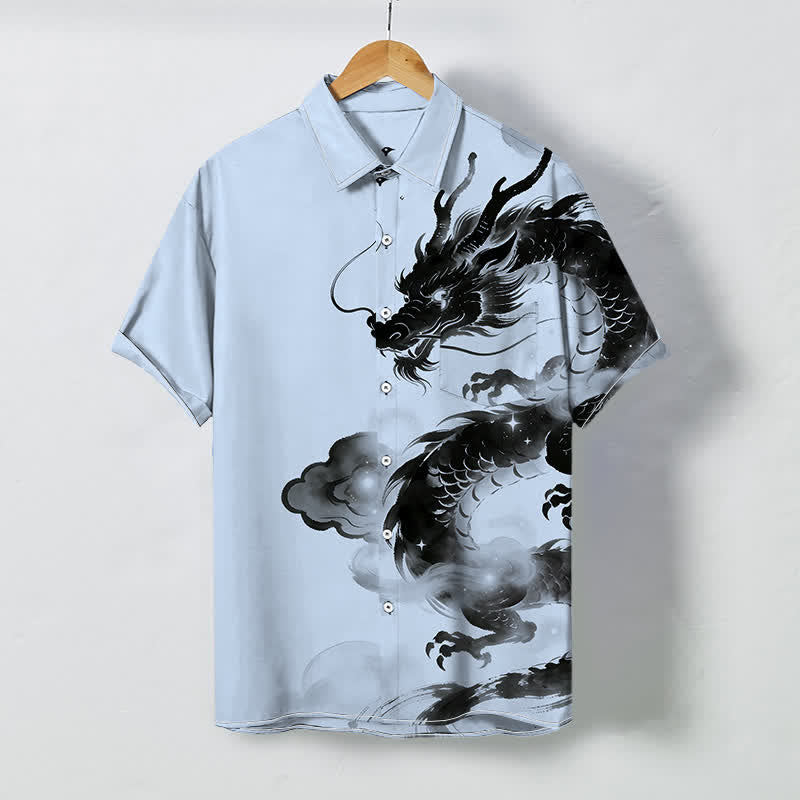 Buddha Stones 墨龍雲模様ボタン付きしわになりにくいメンズ半袖シャツ - 水色 - US/UK/AU48、 EU58 (4XL) - image 0