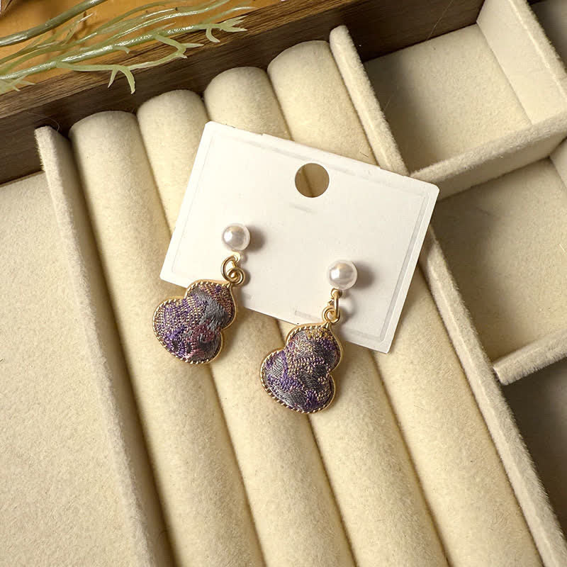 Buddha Stones 宋錦真珠ひょうたんヒーリングハンドメイドスタッドピアス - 紫（同系色 – 柄は異なる場合があります） - image 1