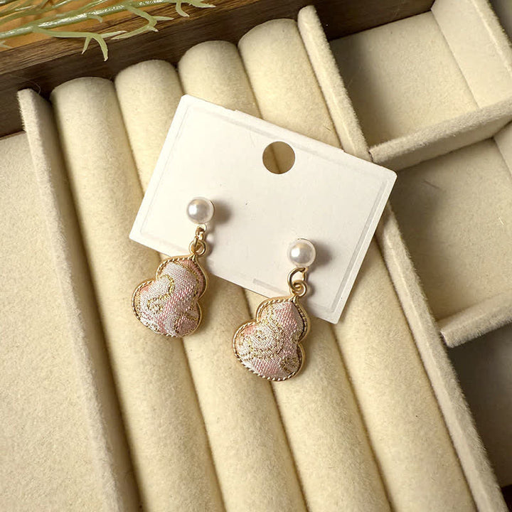 Buddha Stones 宋錦真珠ひょうたんヒーリングハンドメイドスタッドピアス - ピンク（同系色 – 柄は異なる場合があります） - image 3