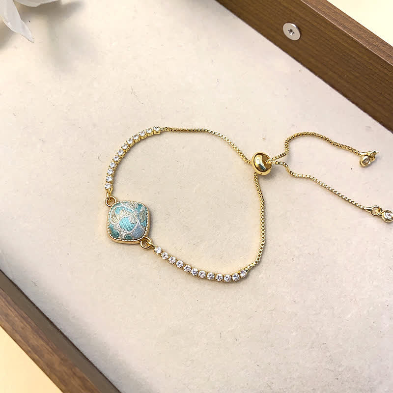 Buddha Stones 銅製幸運歌錦織スクエア型調節可能ブレスレット - 薄緑色（同系色調 - 柄は異なる場合があります） - image 2