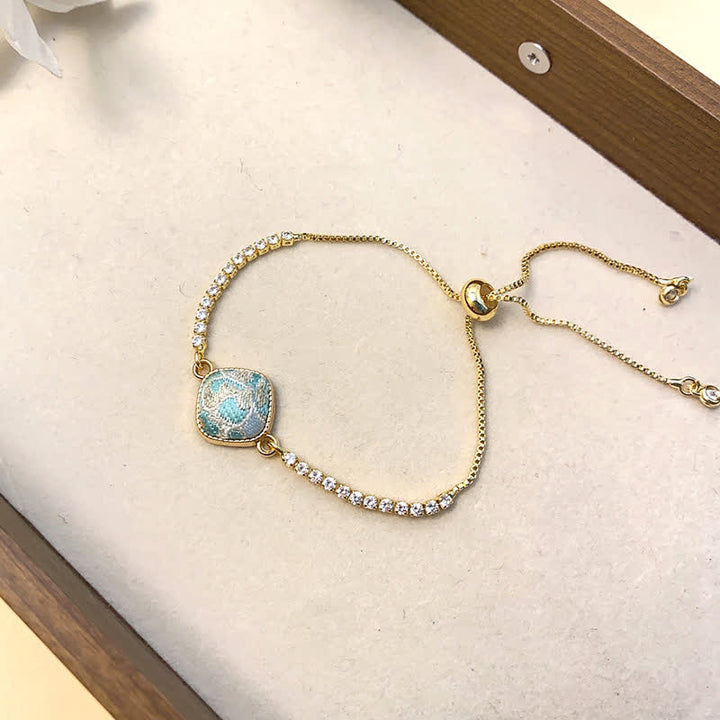 Buddha Stones 銅製幸運歌錦織スクエア型調節可能ブレスレット - 薄緑色（同系色調 - 柄は異なる場合があります） - image 2
