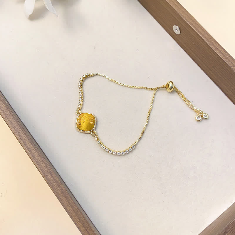 Buddha Stones 銅製幸運歌錦織スクエア型調節可能ブレスレット - ゴールド（同系色調 - 柄は異なる場合があります） - image 7