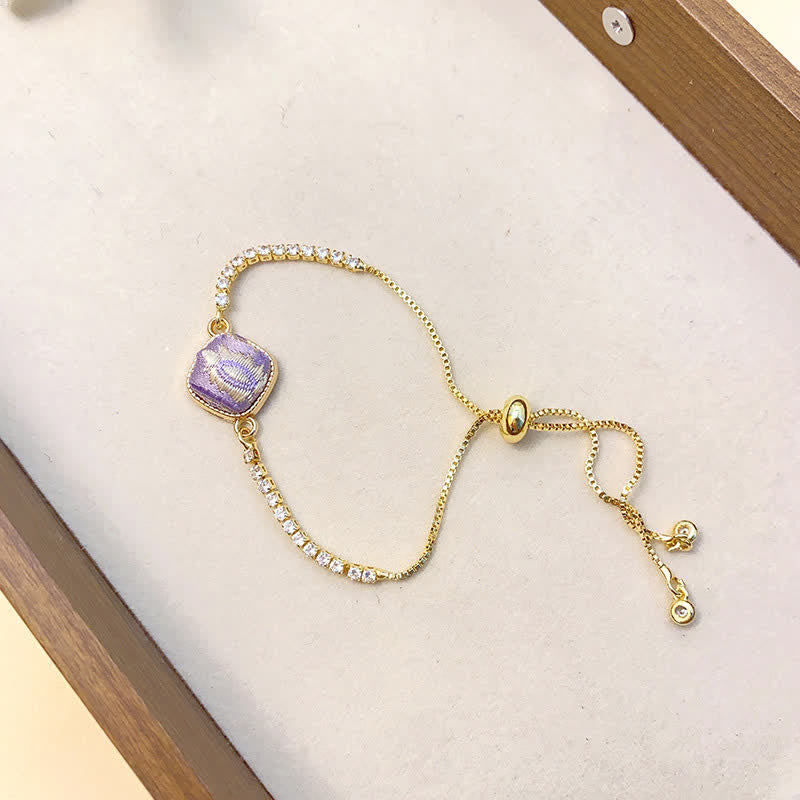 Buddha Stones 銅製幸運歌錦織スクエア型調節可能ブレスレット - 薄紫色（同系色 – 柄は異なる場合があります） - image 1