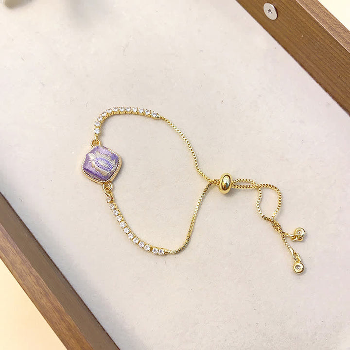 Buddha Stones 銅製幸運歌錦織スクエア型調節可能ブレスレット - 薄紫色（同系色 – 柄は異なる場合があります） - image 1