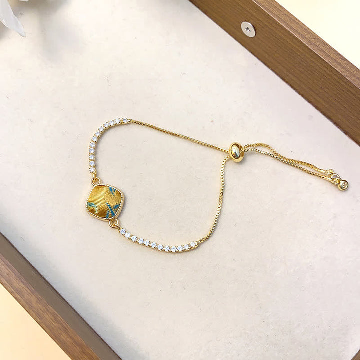 Buddha Stones 銅製幸運歌錦織スクエア型調節可能ブレスレット - ゴールドグリーン（同系色調 - 柄は異なる場合があります） - image 7