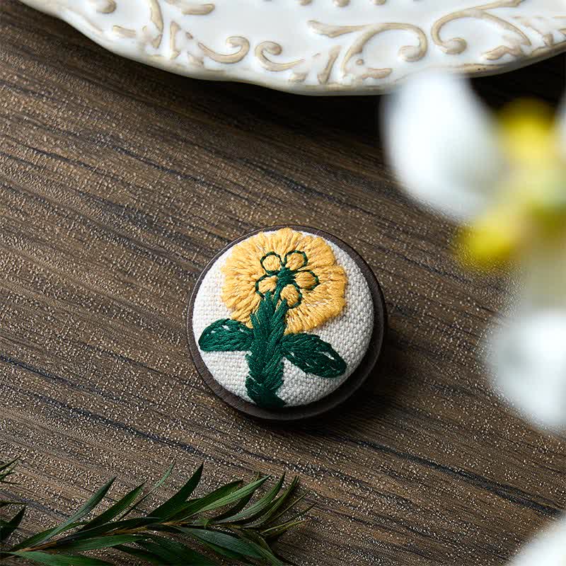 Buddha Stones 手作りの布製フラワーモチーフのラウンドブローチ - image 9