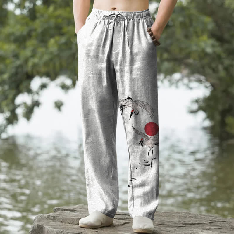 Buddha Stones 綿素材、赤い太陽鶴柄、メンズテーパードパンツ（ポケット付き） - リネン - US/UK/AU50、EU60（5XL） - image 0