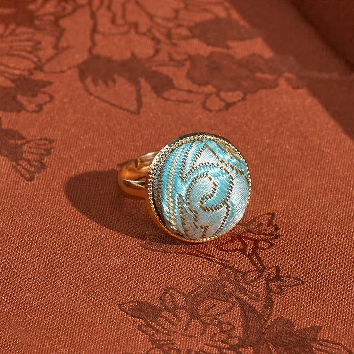 Buddha Stones 宋錦刺繍ラウンドエレガンスリング - ライトブルー（同系色 – 柄は異なる場合があります） - image 6