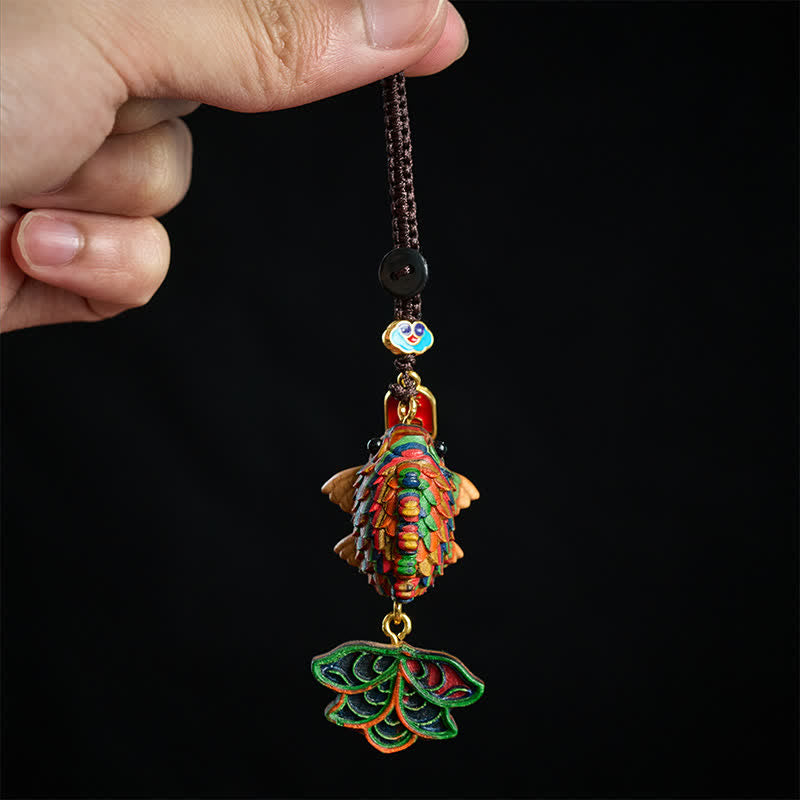 Buddha Stones 手彫りのレインボーユーカリ材を使用したカラフルな鯉の縁起物キーホルダー - image 4