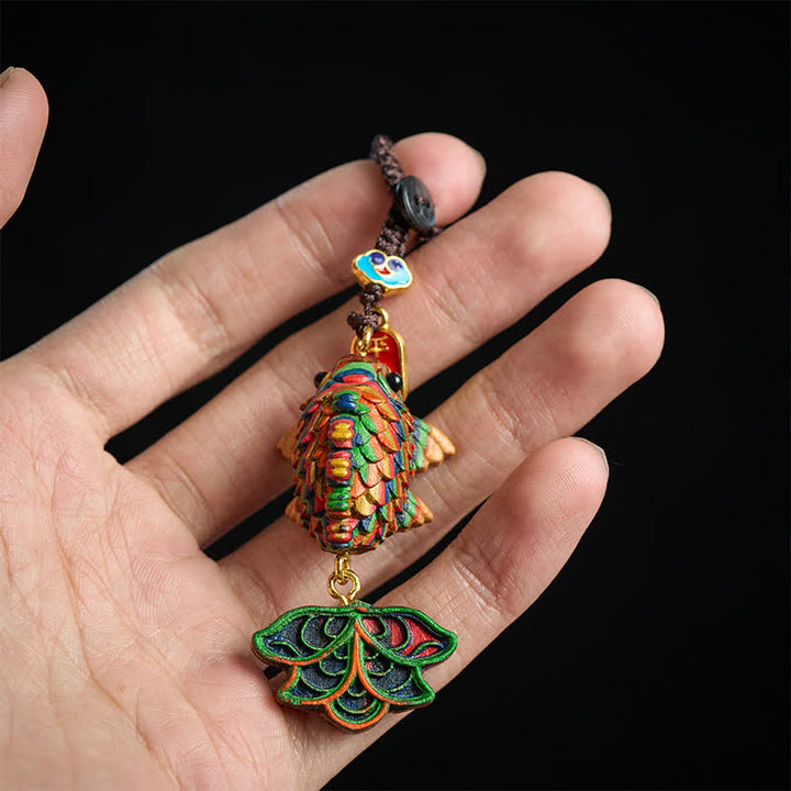 Buddha Stones 手彫りのレインボーユーカリ材を使用したカラフルな鯉の縁起物キーホルダー - image 3
