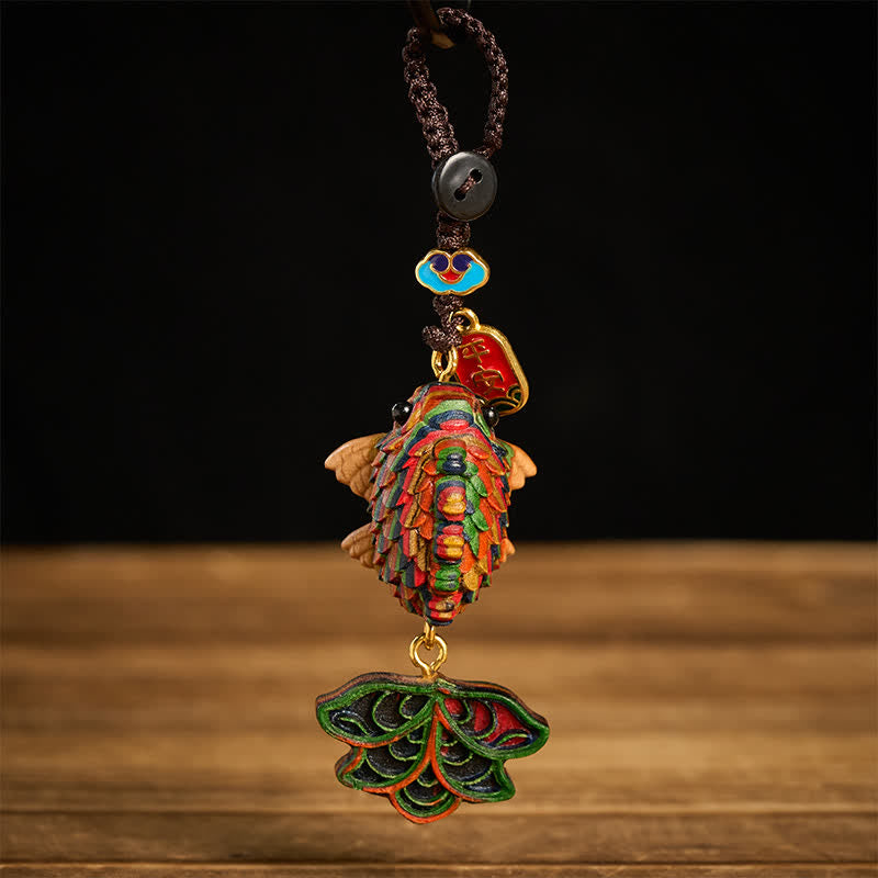 Buddha Stones 手彫りのレインボーユーカリ材を使用したカラフルな鯉の縁起物キーホルダー - image 1