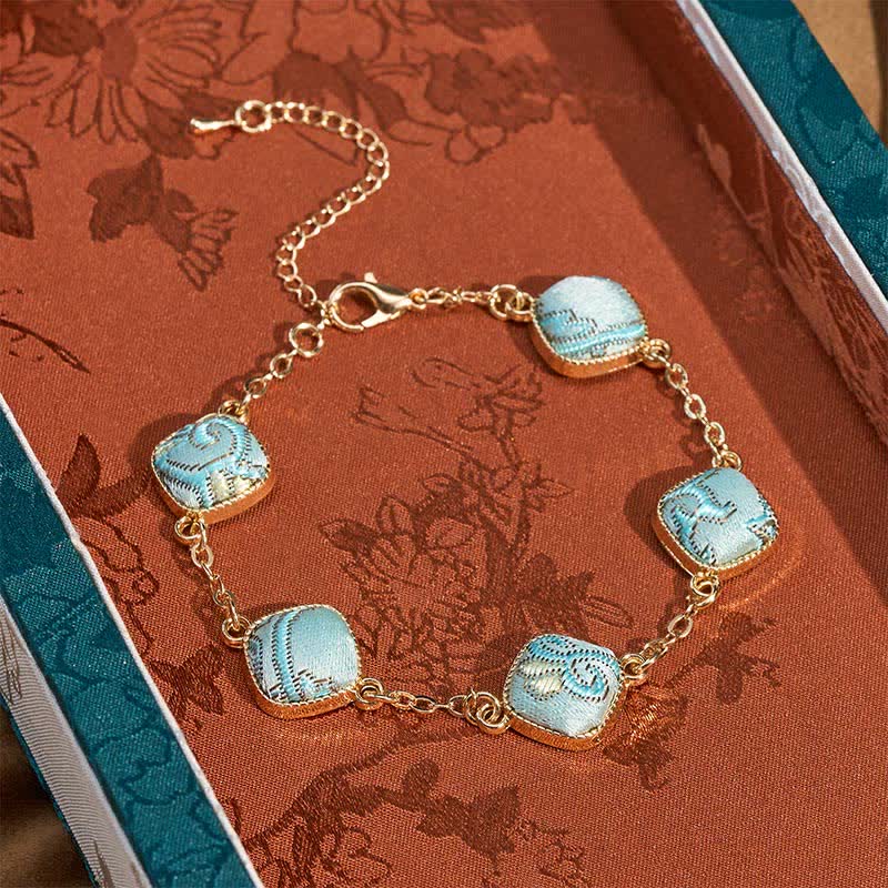 Buddha Stones カッパーソング ブロケード スクエア ヴィンテージ エレガンス ブレスレット - ライトブルー（同系色 – 柄は異なる場合があります） - image 0