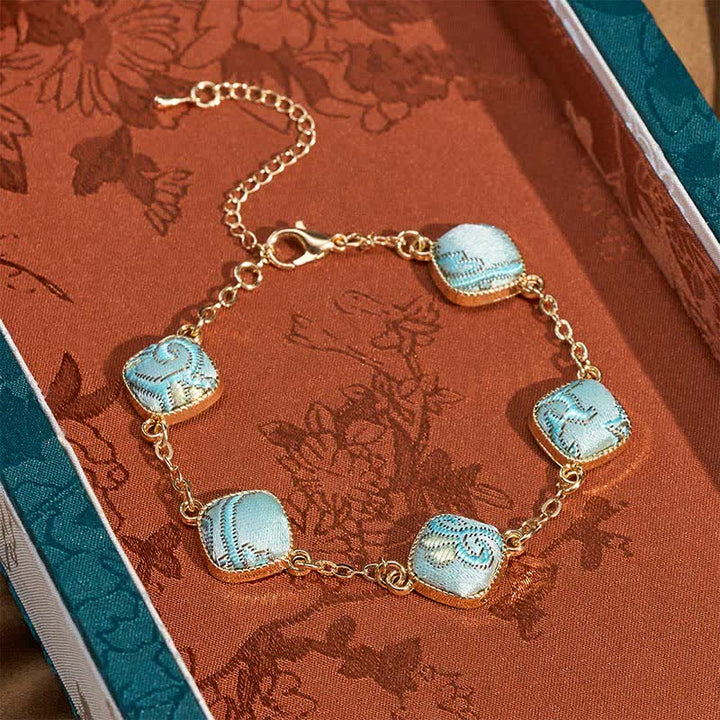 Buddha Stones カッパーソング ブロケード スクエア ヴィンテージ エレガンス ブレスレット - ライトブルー（同系色 – 柄は異なる場合があります） - image 0
