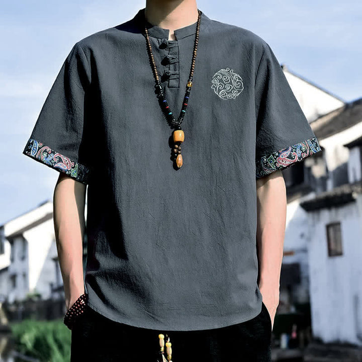 Buddha Stones 夏物唐風カジュアルカエルボタン刺繍メンズ半袖シャツ - 薄暗い灰色 - US/UK/AU46, EU56 （5XL） - image 1
