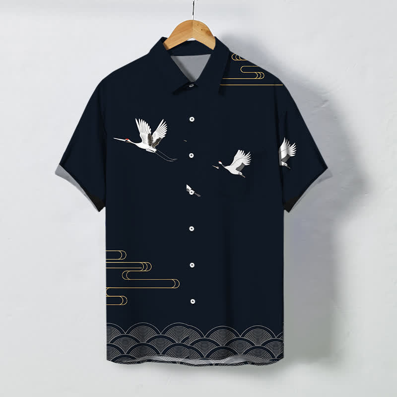Buddha Stones 鶴柄ゴールドウェーブ模様ボタン付き通気性メンズ半袖シャツ - 黒 - US/UK/AU48、 EU58 (4XL) - image 0