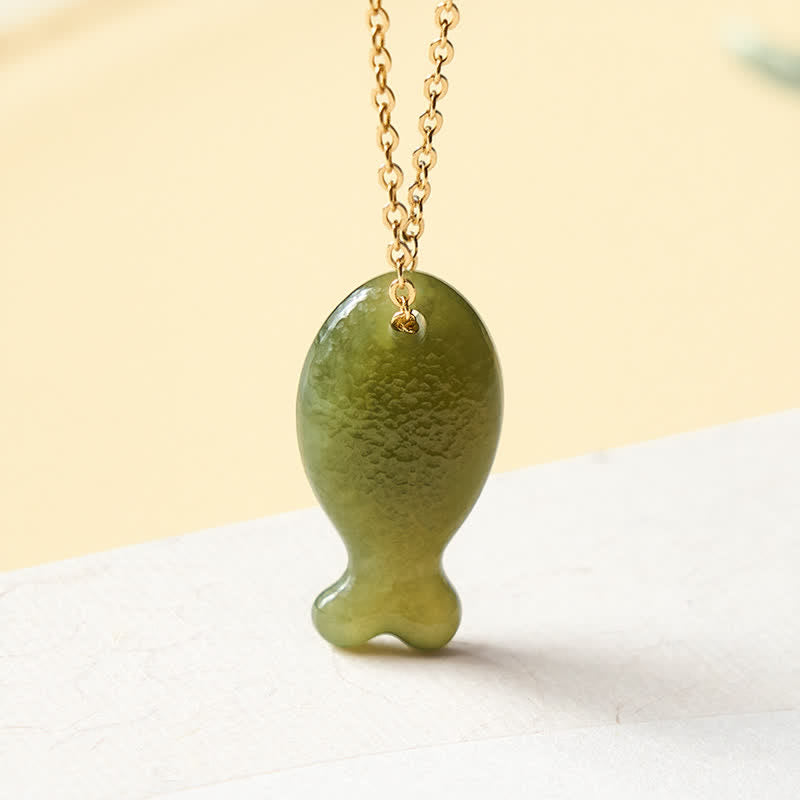 Buddha Stones 翡翠の小魚の幸運をモチーフにした手彫りペンダントネックレス - 天然翡翠（色味は個体差があります） - 925スターリングシルバー（良縁祈願♥穏やかさ） - 薄緑色 - image 0