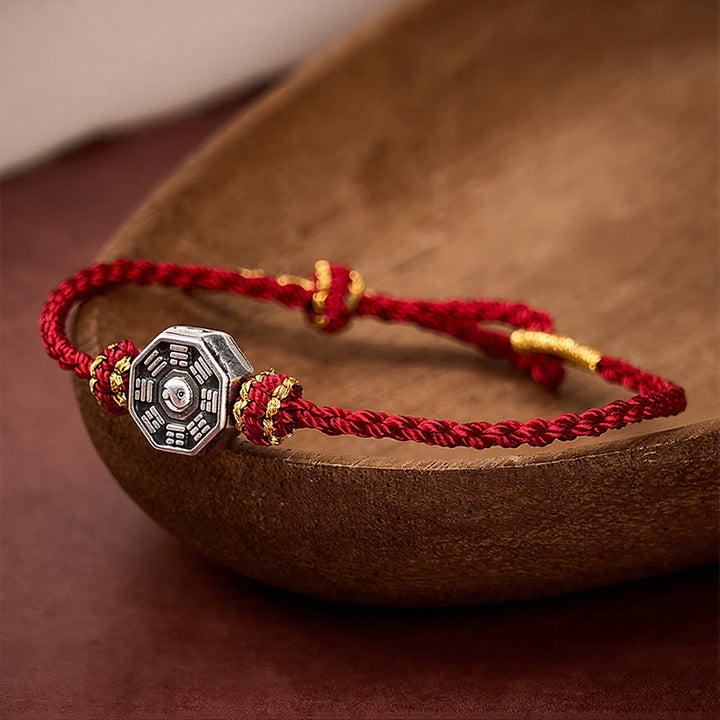 Buddha Stones 手織りの赤紐で作られた八卦護符付き調節可能ブレスレット - 赤紐（守護♥幸運） - image 0