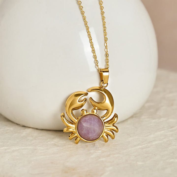 Buddha Stones 金メッキのアメジスト製カニモチーフのインナーピースネックレス - image 1