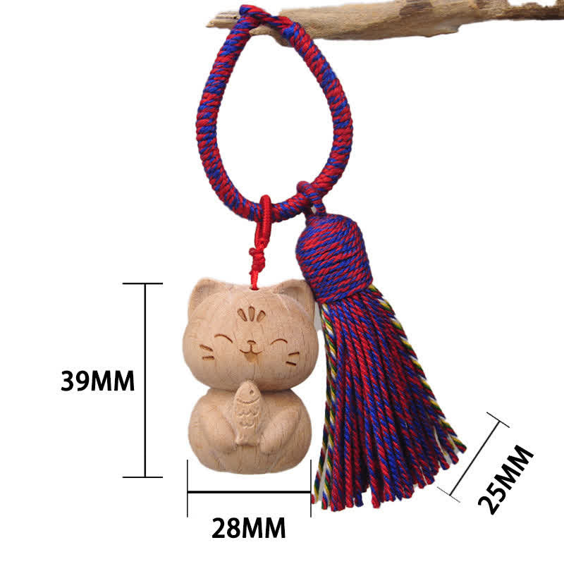 Buddha Stones 手彫りのライトウッド製招き猫タッセル付きグラウンディングキーホルダー - マゼンタ色の猫が魚を食べている - image 16