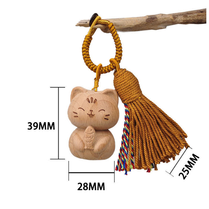 Buddha Stones 手彫りのライトウッド製招き猫タッセル付きグラウンディングキーホルダー - 茶色の猫が魚を食べている - image 17