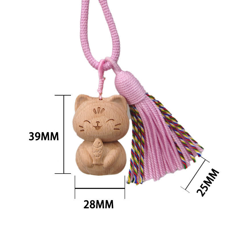 Buddha Stones 手彫りのライトウッド製招き猫タッセル付きグラウンディングキーホルダー - ピンク色の猫が魚を食べている - image 10