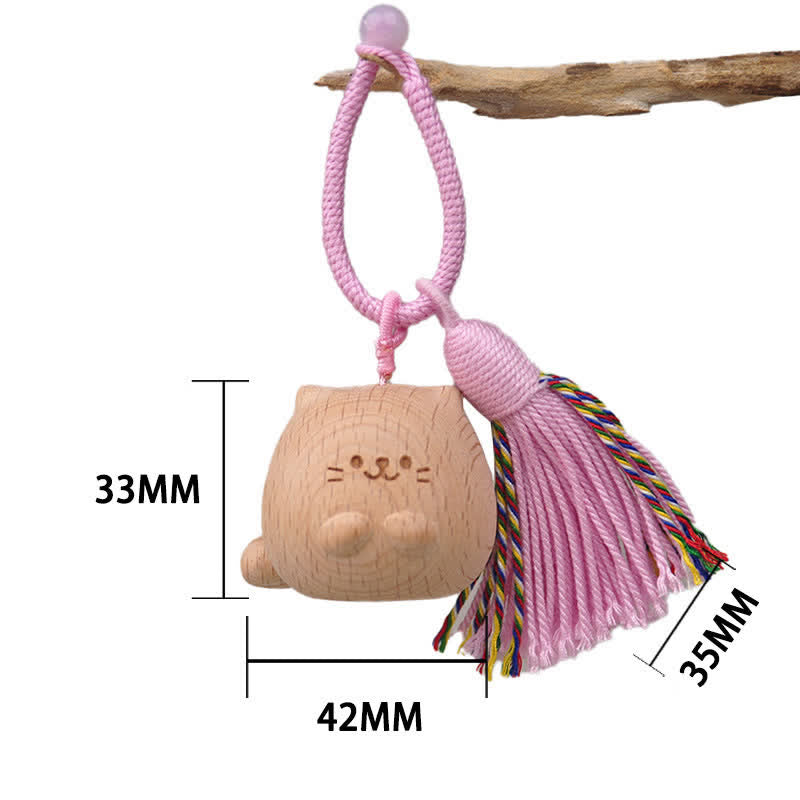 Buddha Stones 手彫りのライトウッド製招き猫タッセル付きグラウンディングキーホルダー - ピンクのぽっちゃり猫 - image 1