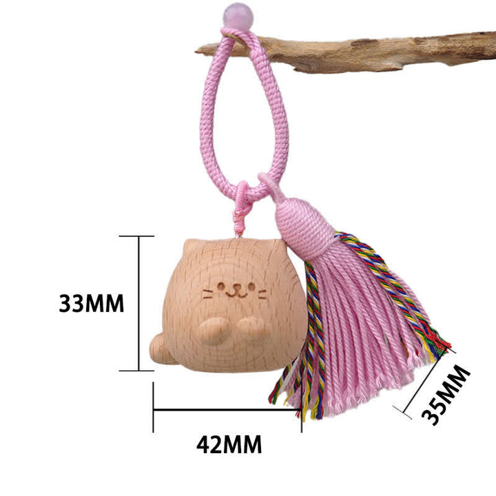 Buddha Stones 手彫りのライトウッド製招き猫タッセル付きグラウンディングキーホルダー - ピンクのぽっちゃり猫 - image 1