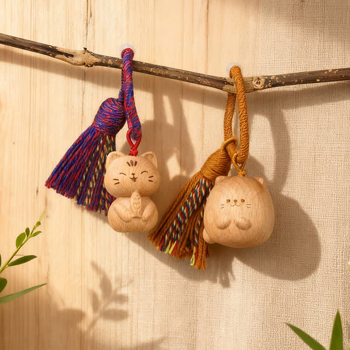 Buddha Stones 手彫りのライトウッド製招き猫タッセル付きグラウンディングキーホルダー - image 0