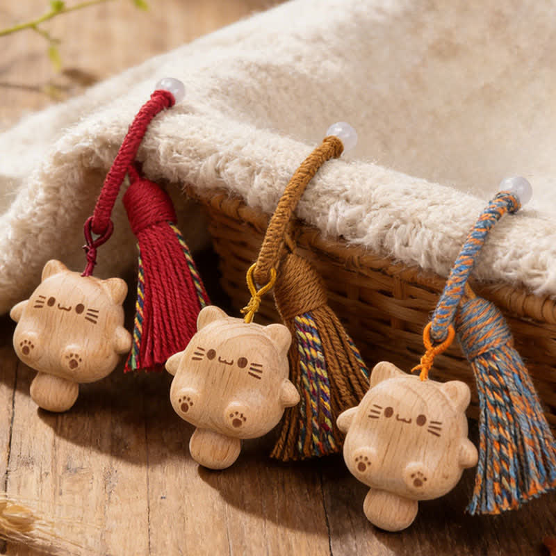 Buddha Stones 手彫りの天然木製招き猫タッセルバランスキーホルダー - image 0