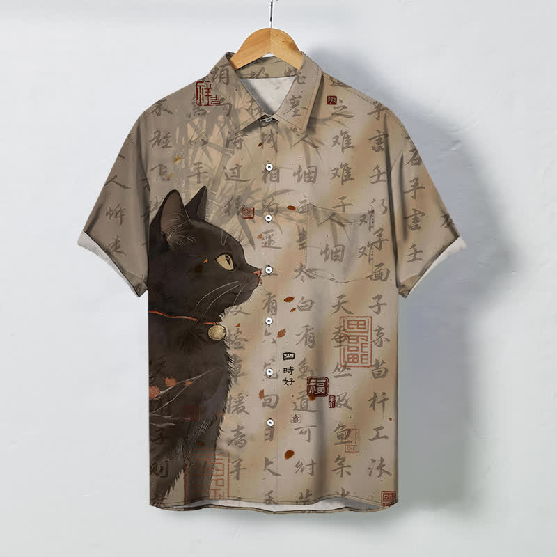 Buddha Stones 黒猫の書道印章柄ボタン付き通気性メンズ半袖シャツ - タン - US/UK/AU48、 EU58 (4XL) - image 0