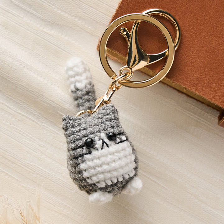 Buddha Stones 手編みのかわいい猫のバッグチャーム、柔らかなキーホルダー - 薄灰色の猫 - image 5