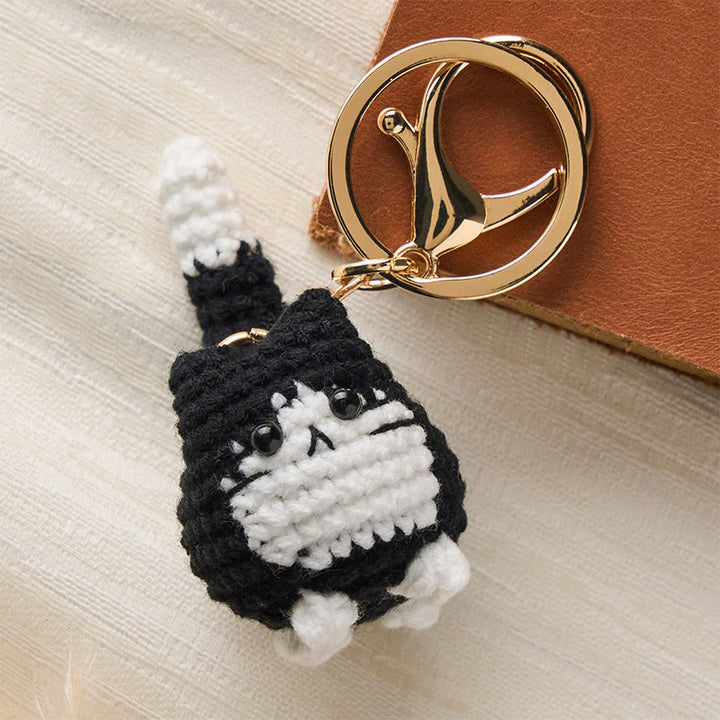 Buddha Stones 手編みのかわいい猫のバッグチャーム、柔らかなキーホルダー - 白黒の猫 - image 9