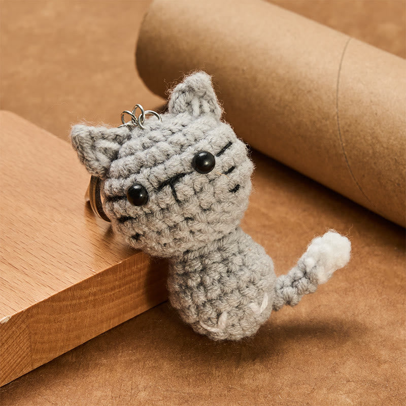 Buddha Stones 手編みかぎ針編みライトグレーのかわいい猫のチャームギフトキーホルダー - image 1